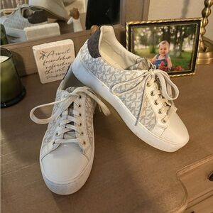 Stylish Women's Sneakers in White and Gray